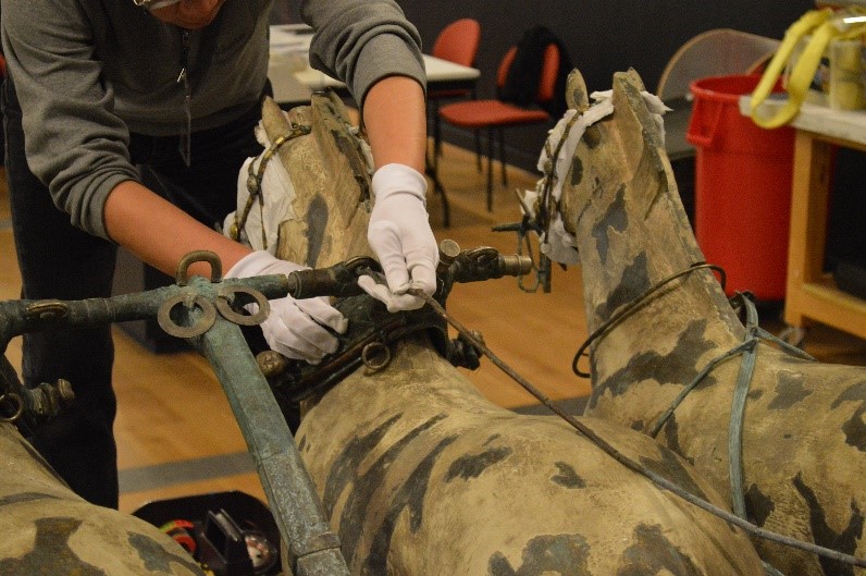 final touches to install the chariot