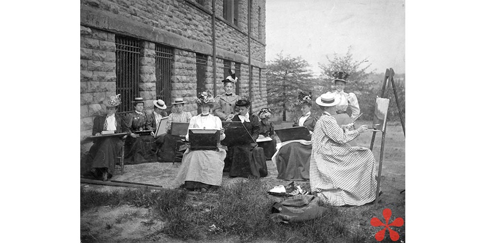 old black and white photo of the Art Academy painting outside the museum