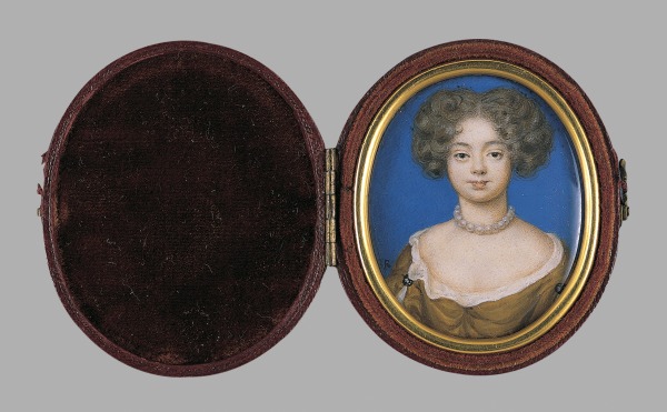 Oval shaped locket with a portrait of a woman wearing a yellow, low cut dress and a string of pearls in front of a blue backdrop