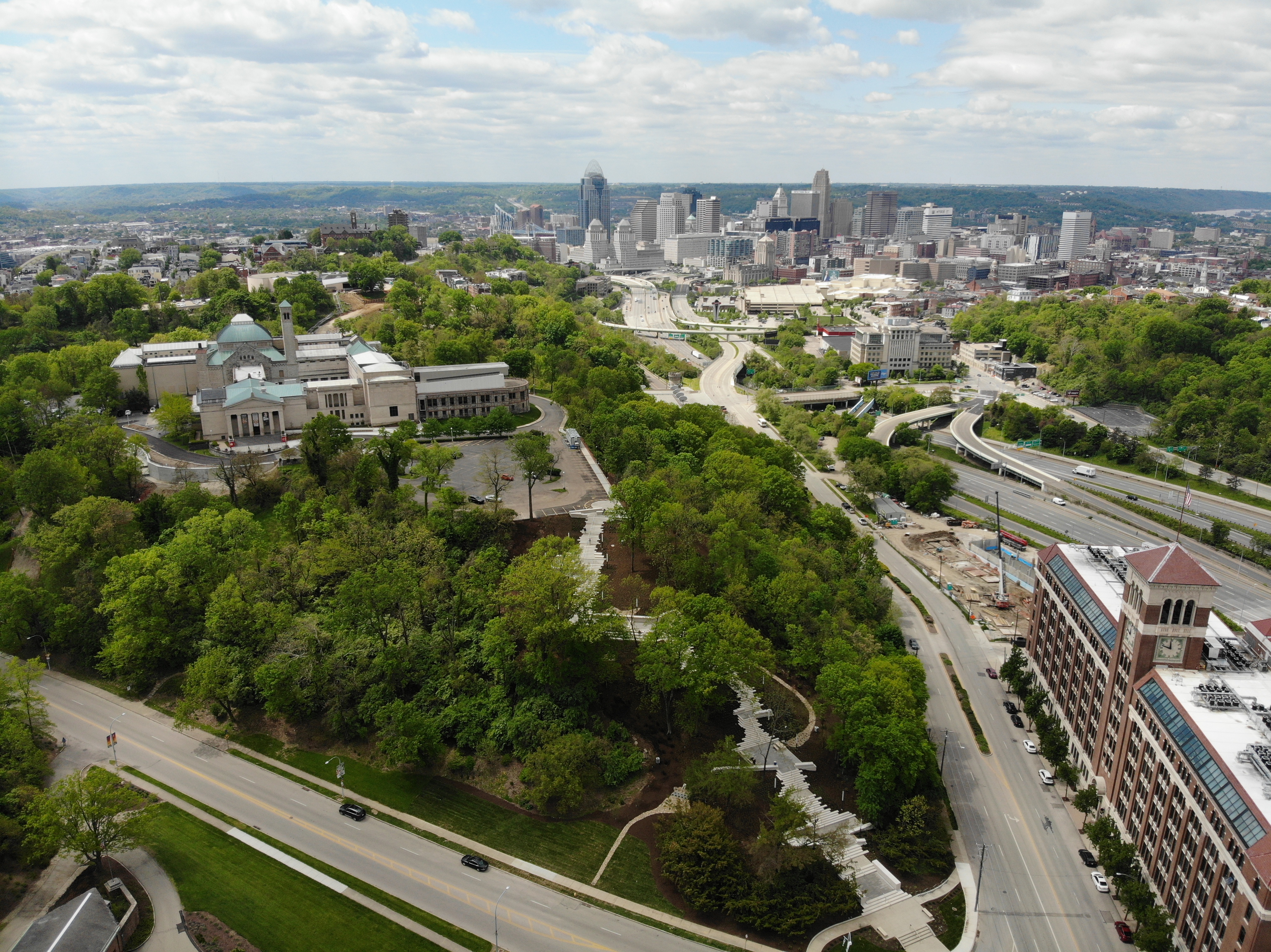 skyline view of Cincinnati with the Cincinnati Art Museum in the foreground