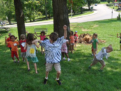 children outside the art museum during Summer Camp