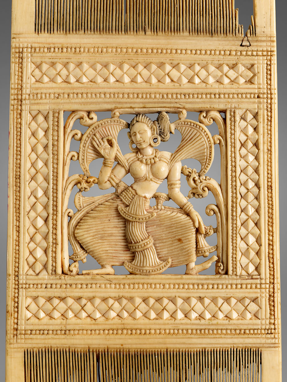 Comb with Dancing Woman, circa 1600-1700, Sri Lanka; Kandy, ivory with traces of paint, Asian Art Museum in San Francisco, The Avery Brundage Collection, B60M345