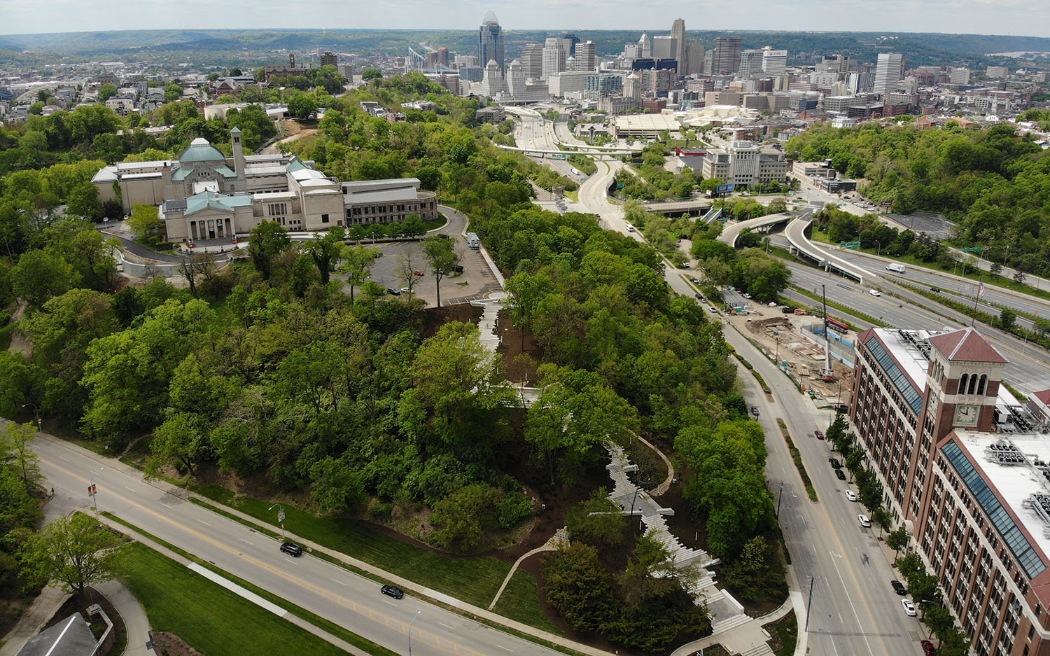 skyline view of Cincinnati with the Cincinnati Art Museum in the foreground